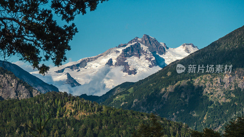 Cerro Tronador是一座海拔3491米的死火山，对于登山者来说，通往山顶的路线具有挑战性。这座山是安第斯山脉的一部分，位于智利和阿根廷的边界，离巴里洛切不远，位于洛斯Arrayanes国家公园内。